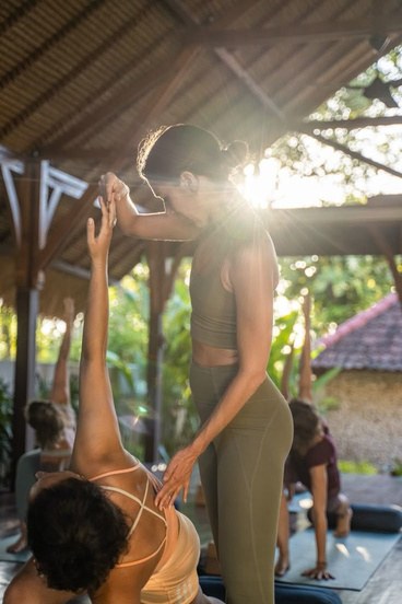 Accompagnement individuel pendant une posture de yoga